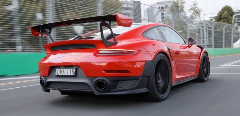 Mark Webber au volant d’une Porsche 911 GT2 RS pour le Grand Prix de F1 d’Australie