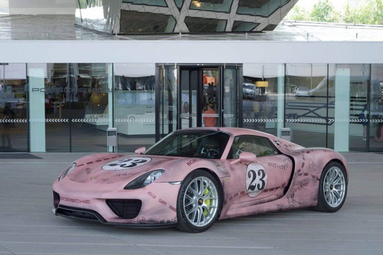 Une Porsche 918 Spyder arbore un covering « Pink Pig »