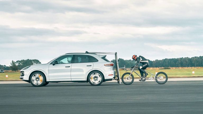 Record de vitesse à vélo avec un Cayenne Turbo !