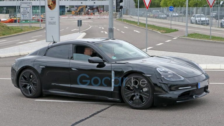 Un prototype de Porsche Taycan aperçu… avec 4 sorties d’échappement !