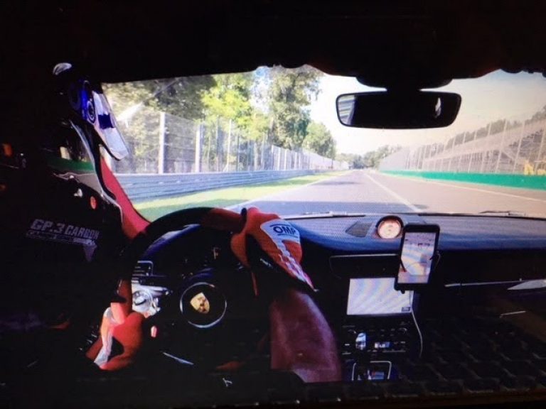 À 300 km/h, un pneu de sa Porsche 911 GT2 RS explose…