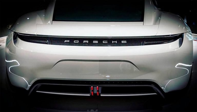 La Porsche Taycan dévoile sa face arrière