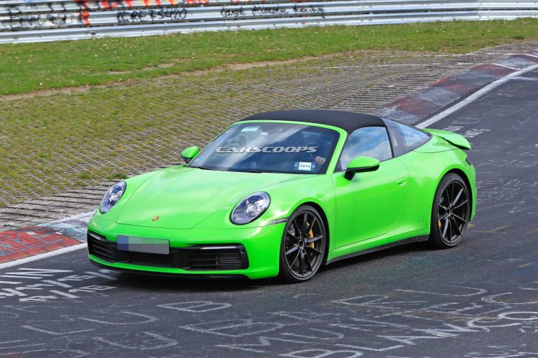 La Porsche 911 (992) Targa de sortie en tenue légère