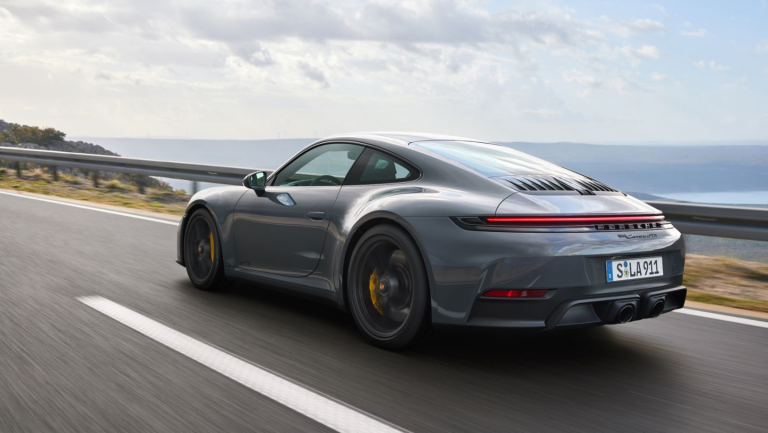 La Nouvelle Porsche 911 : Évolution Hybride et Innovations Technologiques